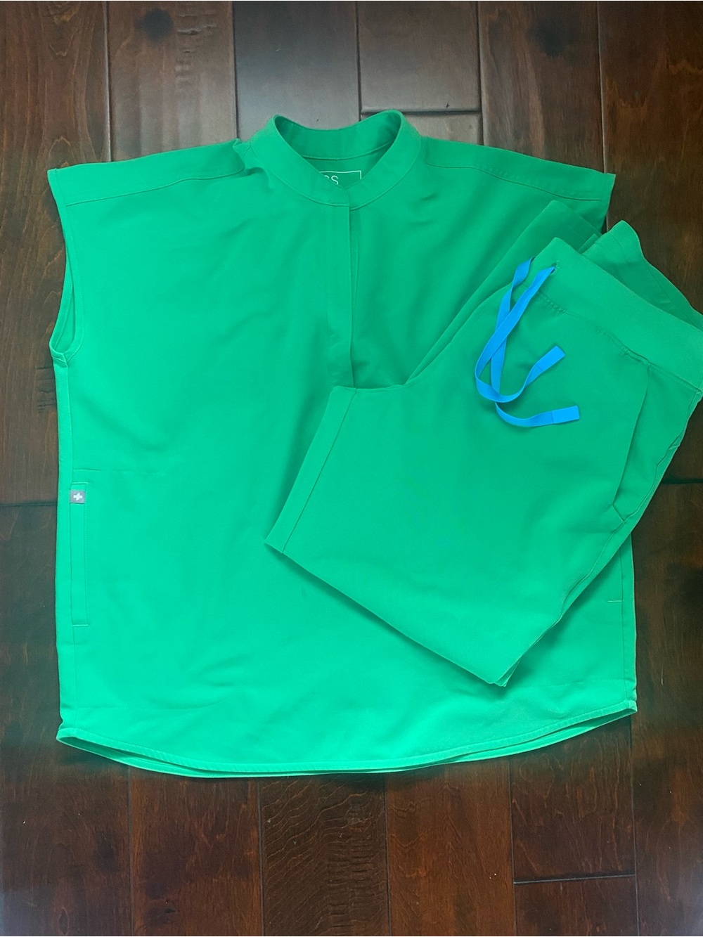 FIGS Emerald Green Scrub Top and Pants with Blue Drawstring - Picture 3 of 3